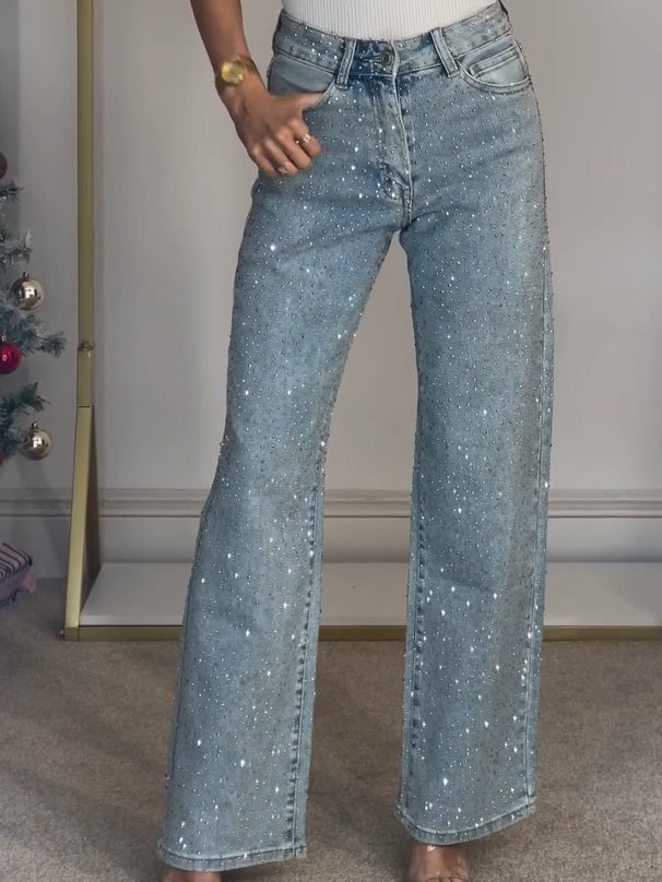 Jeans de pierna recta, cintura alta y detalles de diamantes.