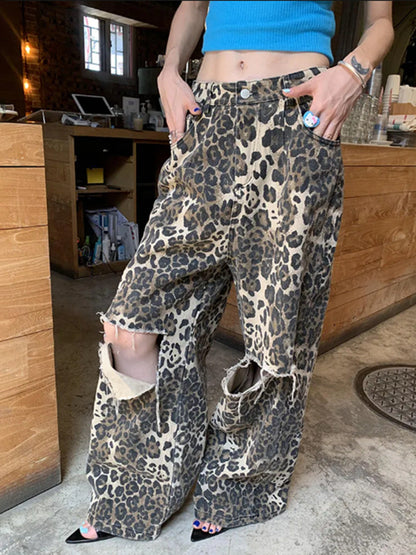 Jeans vintage con estampado de leopardo, cintura alta, pierna recta y rasgado.