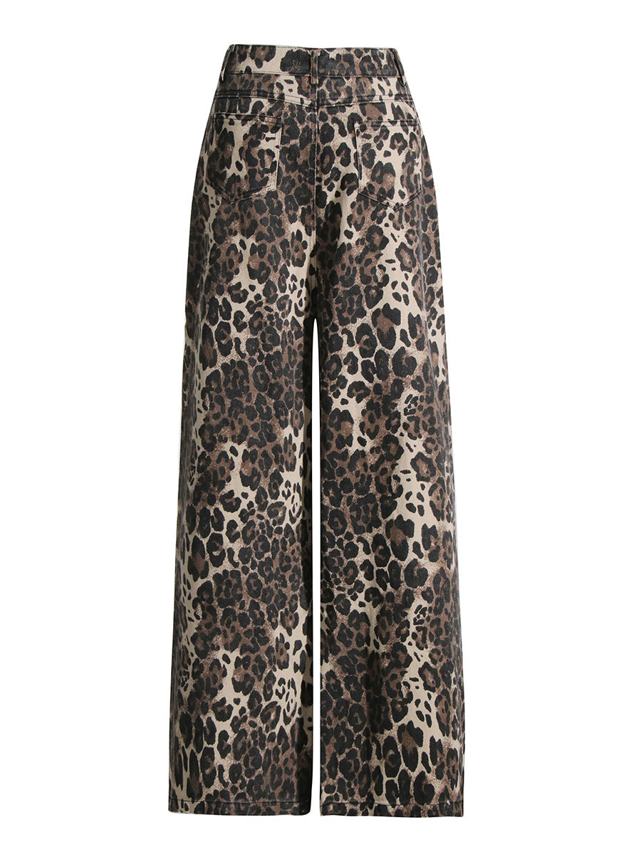 Jeans vintage con estampado de leopardo, cintura alta, pierna recta y rasgado.