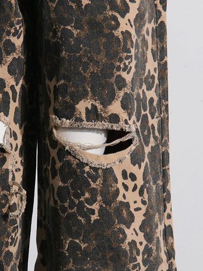 Jeans vintage con estampado de leopardo, cintura alta, pierna recta y rasgado.