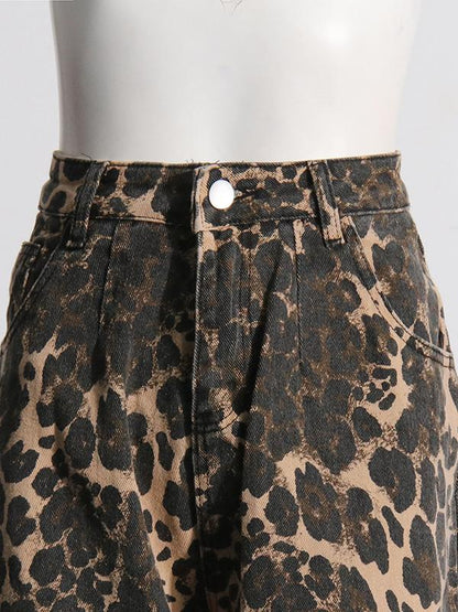 Jeans vintage con estampado de leopardo, cintura alta, pierna recta y rasgado.