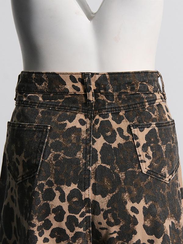 Jeans vintage con estampado de leopardo, cintura alta, pierna recta y rasgado.