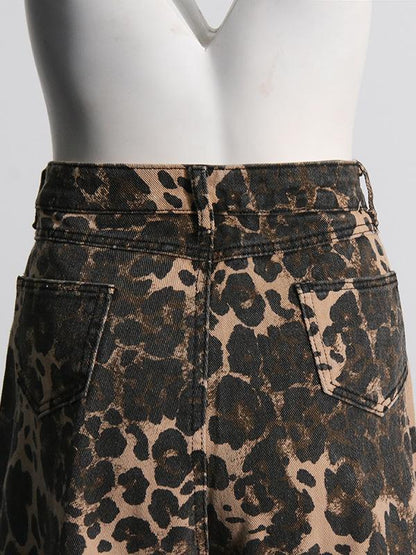 Jeans vintage con estampado de leopardo, cintura alta, pierna recta y rasgado.