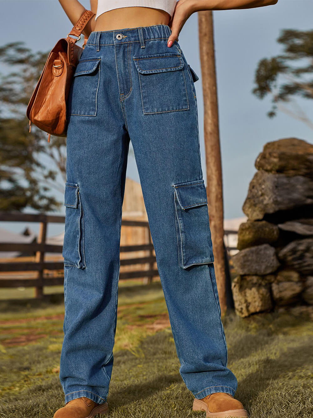Jeans cargo lavados con múltiples bolsillos.