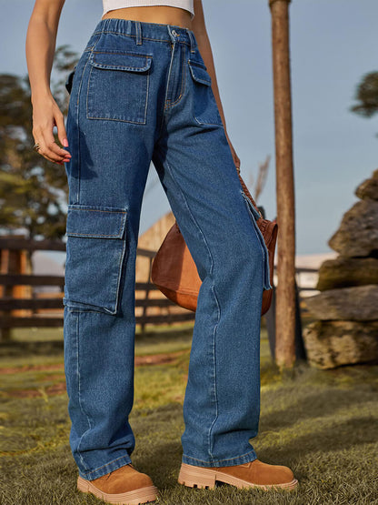 Jeans cargo lavados con múltiples bolsillos.