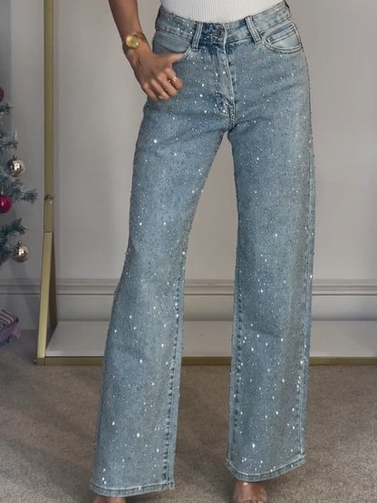 Jeans de pierna recta, cintura alta y detalles de diamantes.