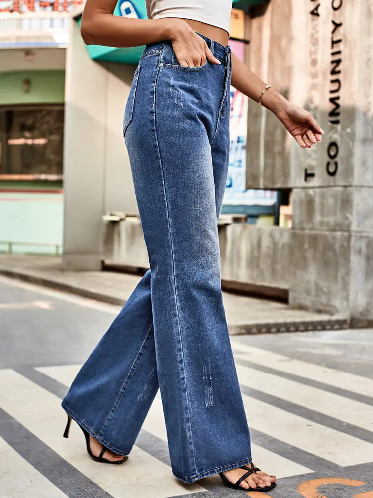 Pantalones de mezclilla acampanados de cintura media versátiles.