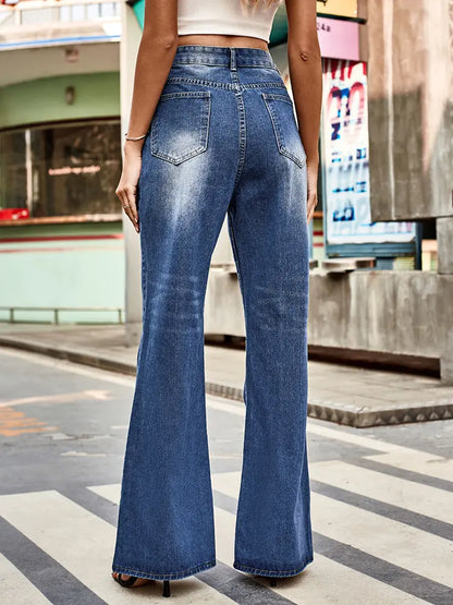 Pantalones de mezclilla acampanados de cintura media versátiles.