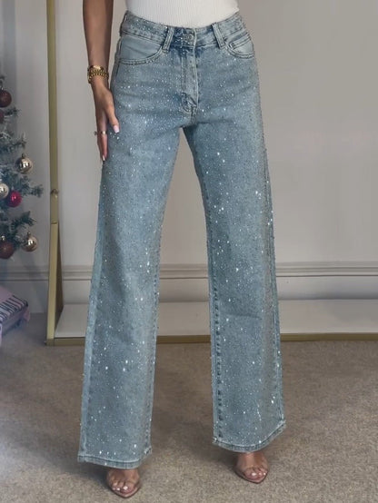 Jeans de pierna recta, cintura alta y detalles de diamantes.