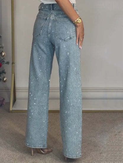 Jeans de pierna recta, cintura alta y detalles de diamantes.