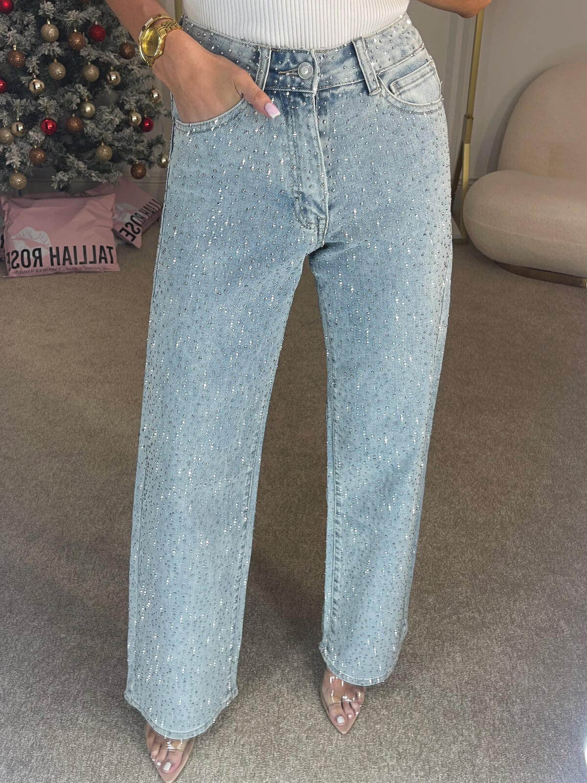 Jeans de pierna recta, cintura alta y detalles de diamantes.