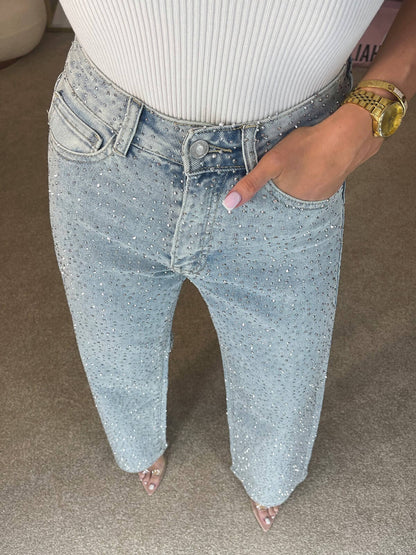 Jeans de pierna recta, cintura alta y detalles de diamantes.