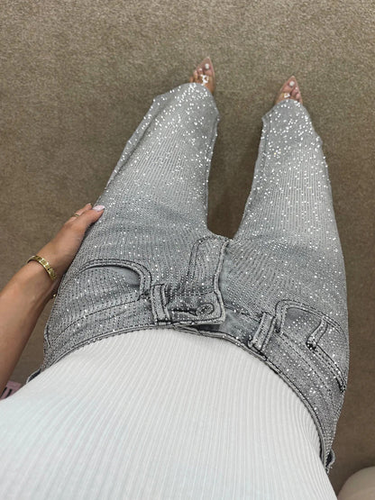Jeans premium de pierna ancha con diamantes en gris tormenta.