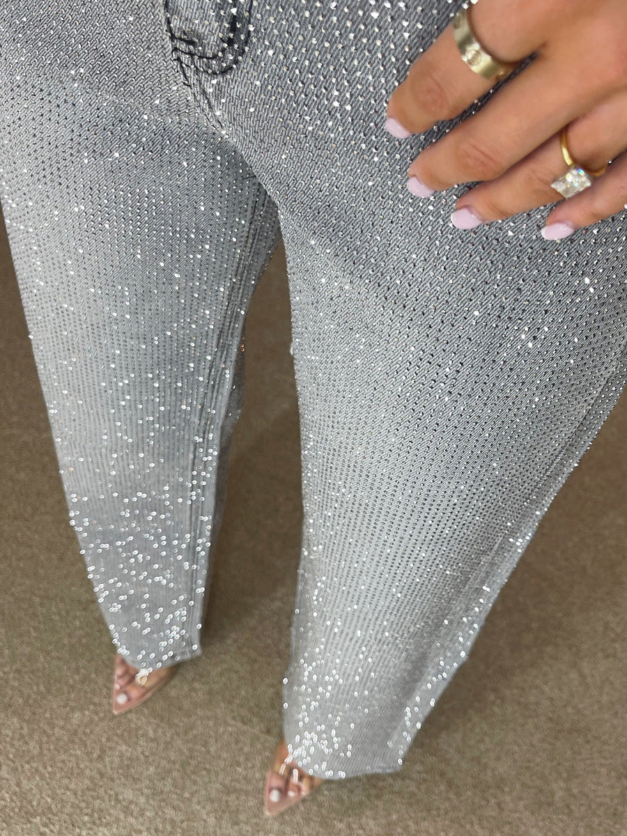 Jeans premium de pierna ancha con diamantes en gris tormenta.