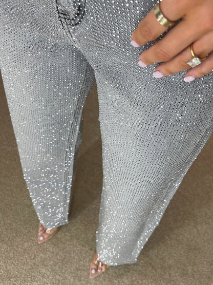 Jeans premium de pierna ancha con diamantes en gris tormenta.